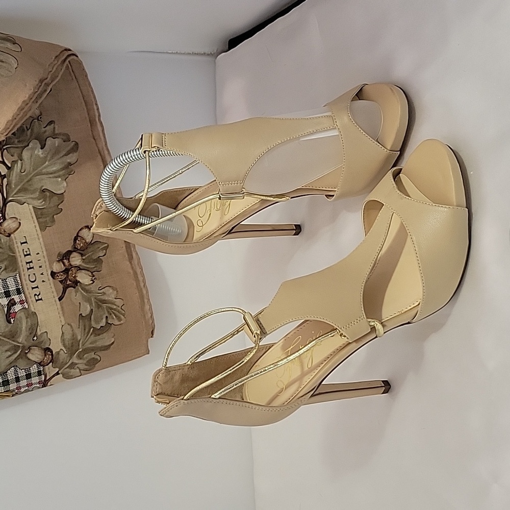 Fergie RAEGAN Leather Dress Pumps